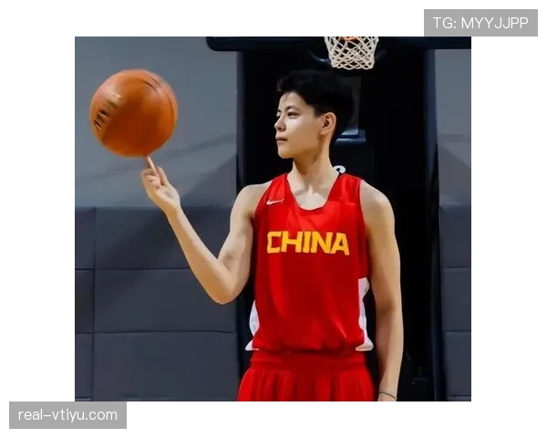 杨舒予今天居然穿得像要去颁奖，训练场上却一副随便扔的样子看着让人忍不住笑出声