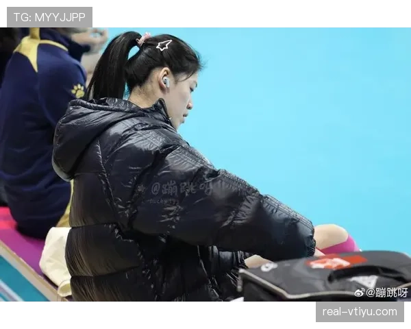 李盈莹训练完直接啃鸡腿,这自律和馋嘴的反差谁懂啊 李盈莹训练完直接啃鸡腿,这自律和馋嘴的反差谁懂啊